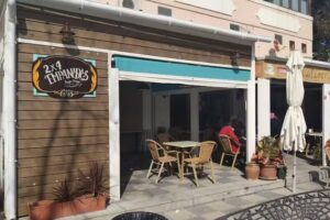 «2×4 Empanadas» Empanadas, pizzas y carnes argentinas. Postres tradicionales.