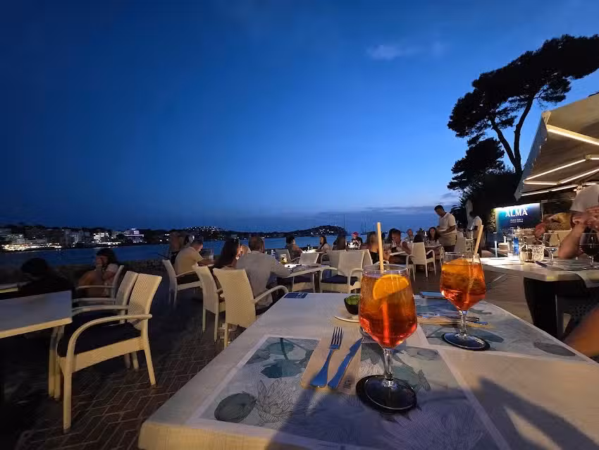 Alma Beach & Cocktail Bar – SteakHouse – Thin & Crispy Pizza