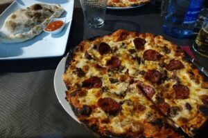 Altoke® Pizzería. Hechas en serio, no en serie