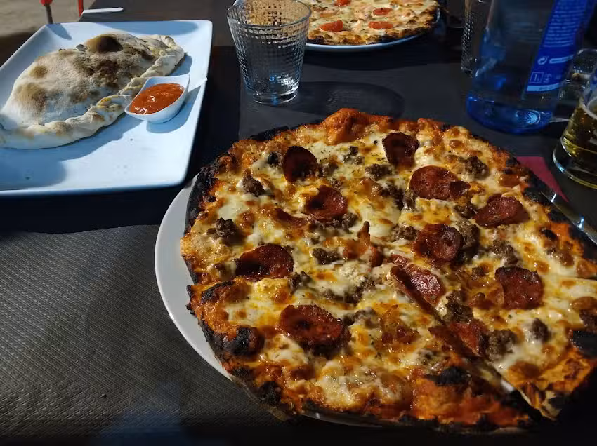 Altoke® Pizzería. Hechas en serio, no en serie