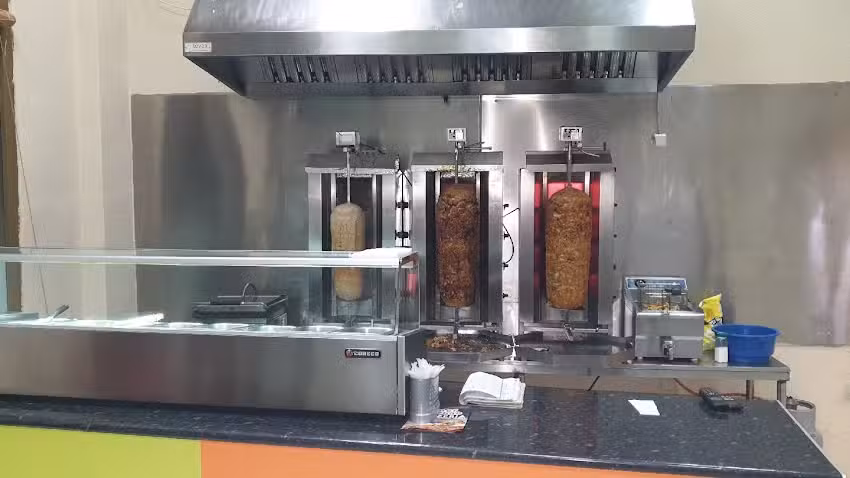 Döner kebab pizzería