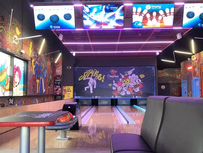 Freestyle Cantina: Sports Bar con Bolera