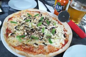 Hussain Pizzeria Kebab rario. 11.00 am y. 12.00 pm