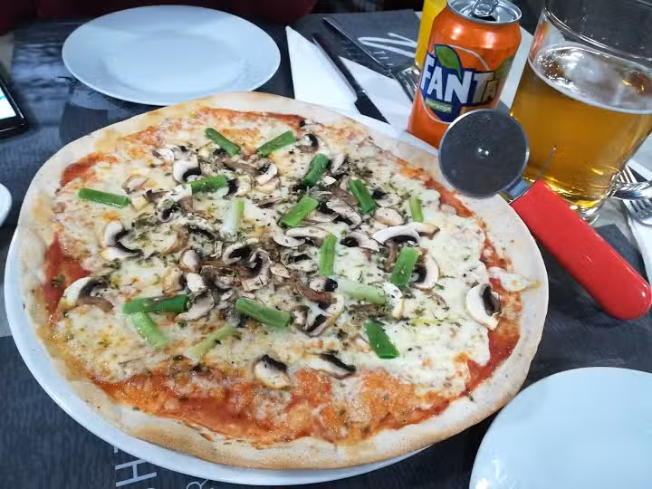 Hussain Pizzeria Kebab rario. 11.00 am y. 12.00 pm