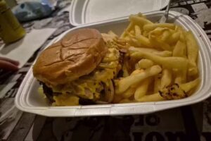 KING PELIGROS – BOCADILLOS, CAMPEROS, PIZZAS Y POLLOS