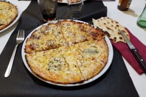 LA PIZZERIA DE LA ROCA