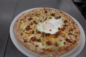 Pizzeria les caroles y musica desde las 00:00