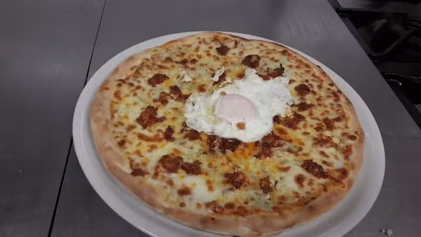 Pizzeria les caroles y musica desde las 00:00